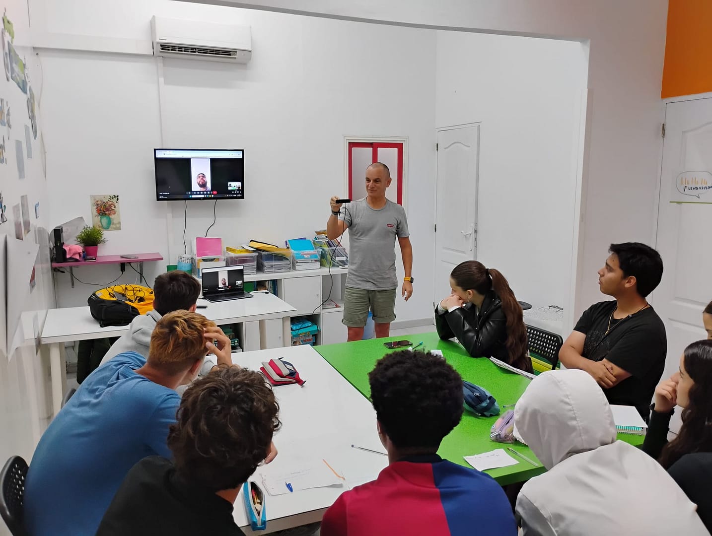 Estudiantes de Wings Academy conectados en directo con compañeros marroquíes durante una sesión de intercambio virtual.
